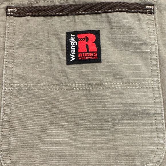 Wrangler Riggs Workwear Olive Green Ripstop Cargo Pants in a 44 x 32 - Picture 3 of 5